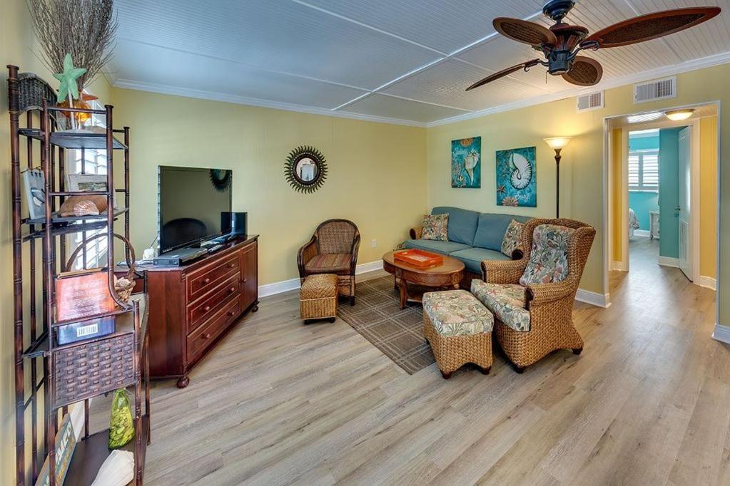 Beach Getaway Pool Condo Between The Island Marina And Beach Bradenton Beach Dış mekan fotoğraf