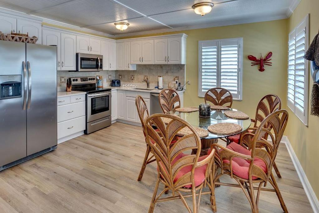Beach Getaway Pool Condo Between The Island Marina And Beach Bradenton Beach Dış mekan fotoğraf